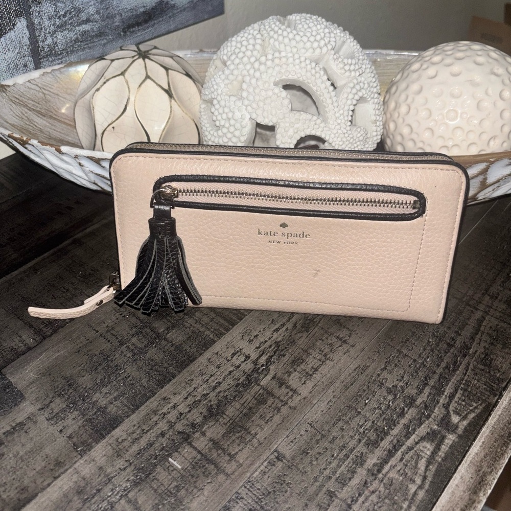 Kate Spade Chester Street Neda/warm beige and black pebbled leather. - Picture 1 of 10